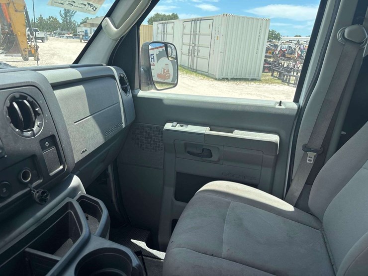2014-ford-cargo-image-14