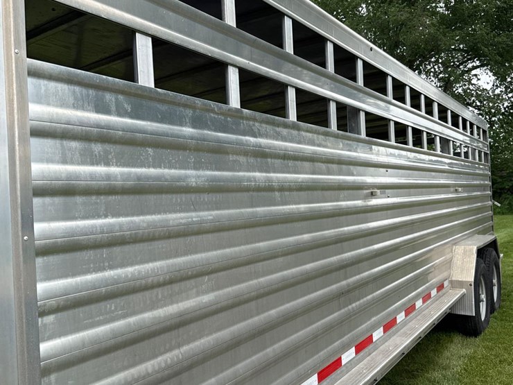 2012-featherlite-7ft-x-24ft-aluminum-gooseneck-livestock-trailer-image-17