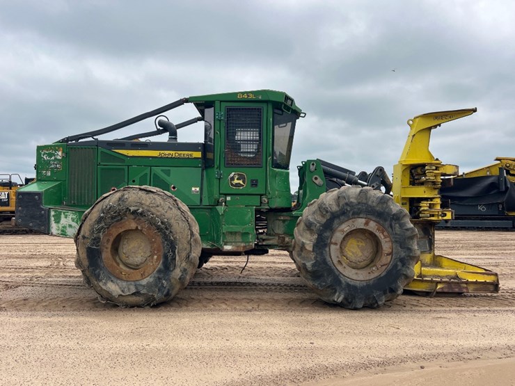 2019-deere-843l-image-5