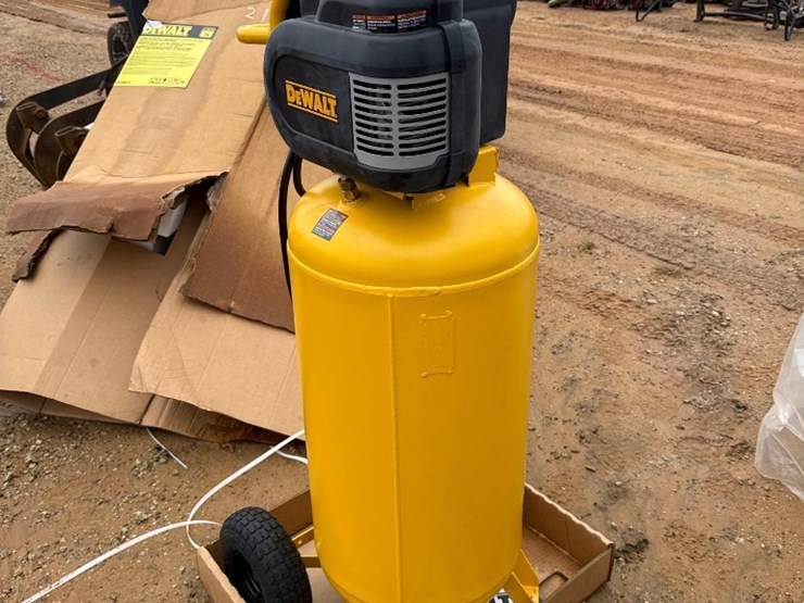 2178---dewalt-200-psi-air-compressor-image-4