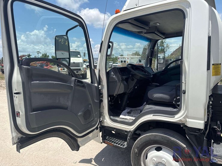 2019-isuzu-npr-image-11