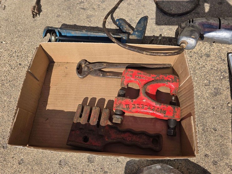 drill-bits,-drill-(working-order),-sickle-tool,-hammer,-caulking-gun-image-2