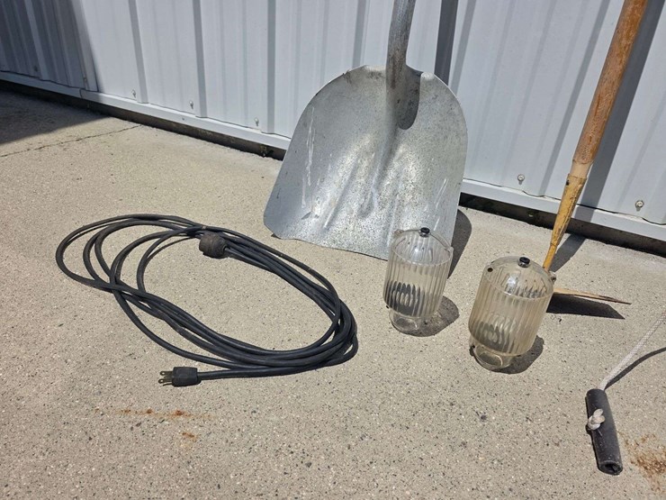 pole-saw,-shovel,-spade,-chord,-hoe,-2-light-globes-image-5