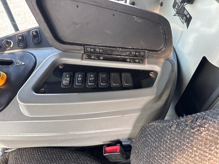 2012-massey-ferguson-9540-image-23