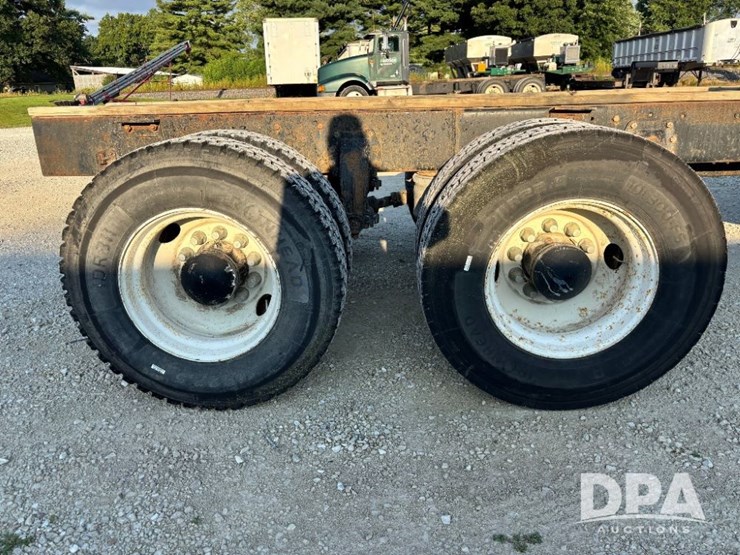 1993-peterbilt-377-image-42