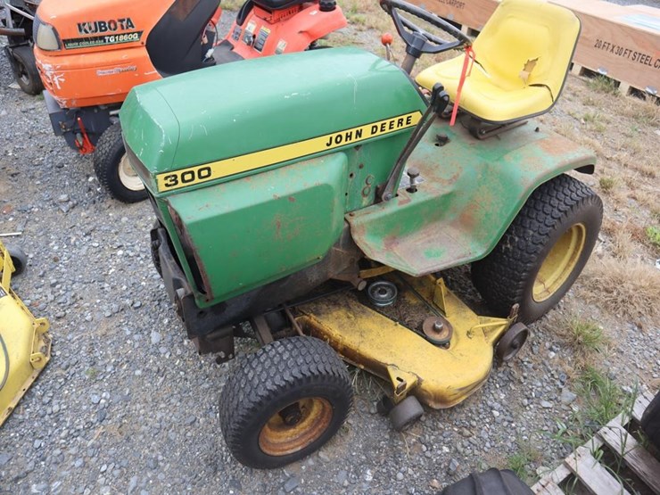 john-deere-300-image-4