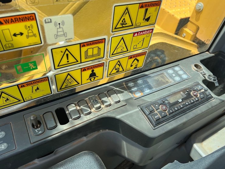 caterpillar-325fl-image-40