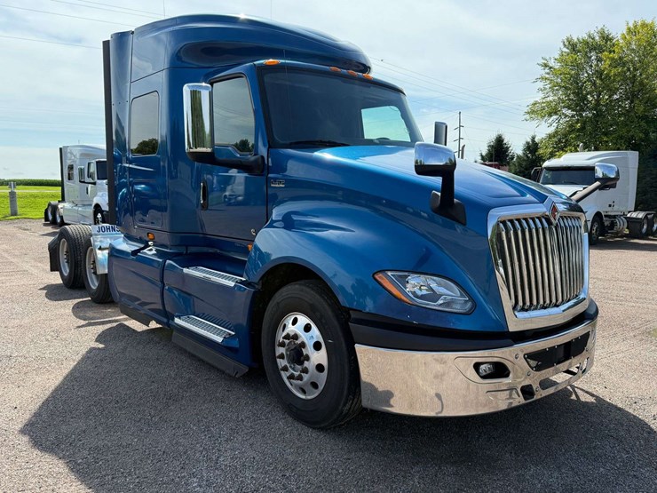 2020-ih-lt625-sleeper-semi,-435,369-miles-on-truck-(complete-overhaul-@-232,740-miles-with-paperwork-image-7