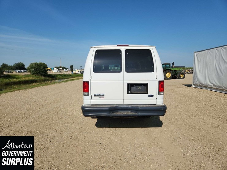2014-ford-cargo-image-6