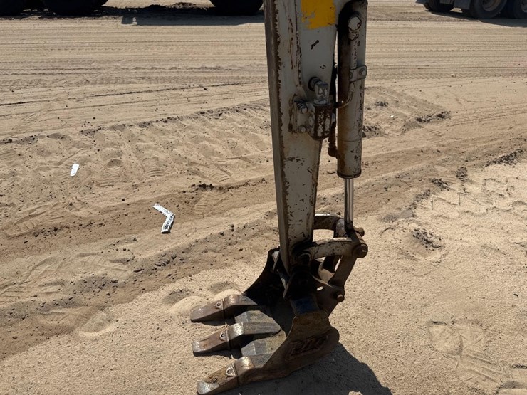 takeuchi-tb210r-image-19
