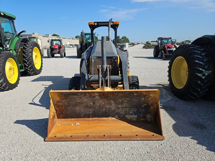 2018-deere-210l-image-2