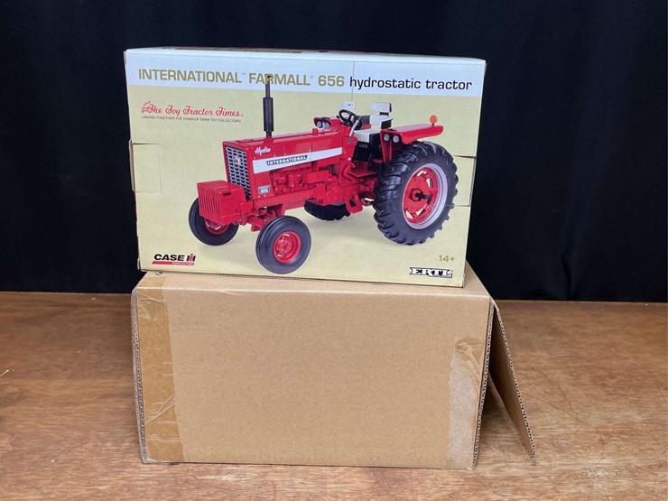1/16-farmall-656-hydro-2011-ttt-nib-ertl-image-10