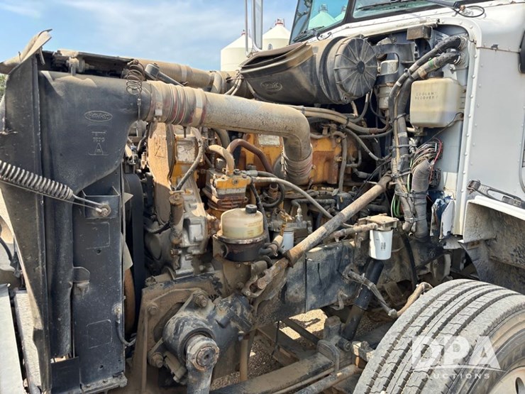 2005-peterbilt-385-image-32