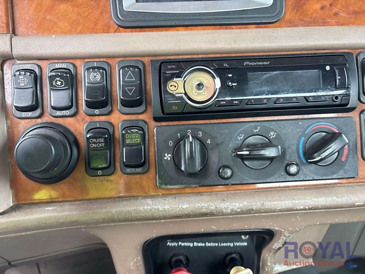 2009-peterbilt-384-image-17