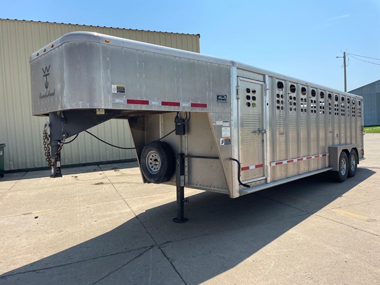 2014-wilson-livestock-trailer-image-1