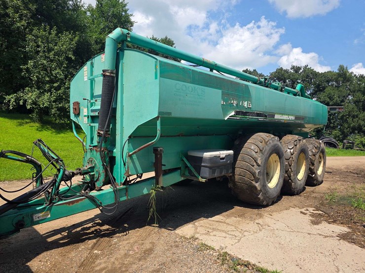 houle-7300-gallon-manure-tank,-3-axle,-front-and-back-axles-steer,-725/65-26-tires,-was-used-in-spri-image-1
