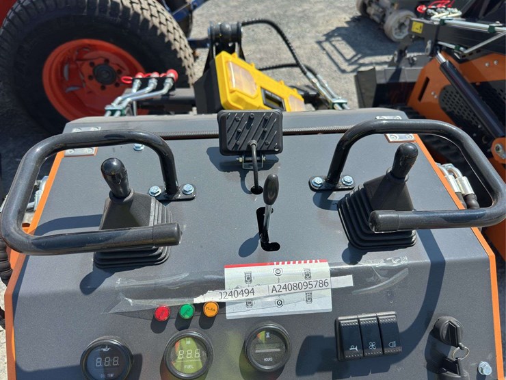 2024-landhero-mini-skid-steer-loader-image-5
