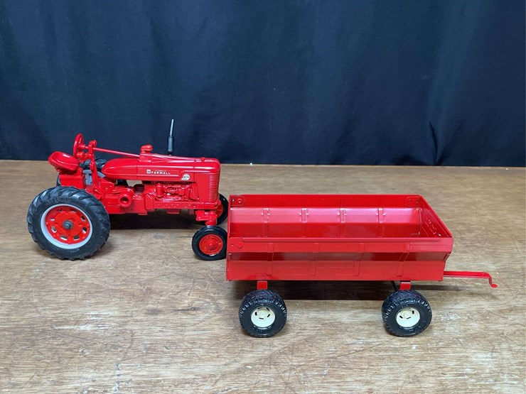 1/16-farmall-super-m-ta-+-wagon-1996-wisconsin-nib-ertl-image-9