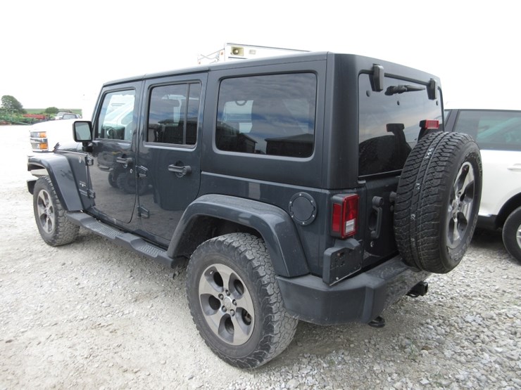 2017-jeep-wrangler-unlimited-sahara-image-5