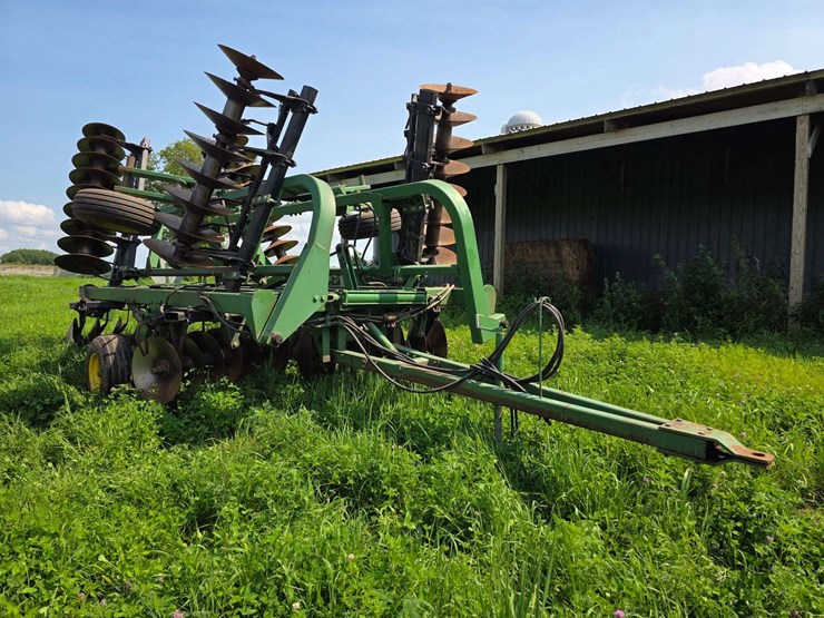 john-deere-335-image-1