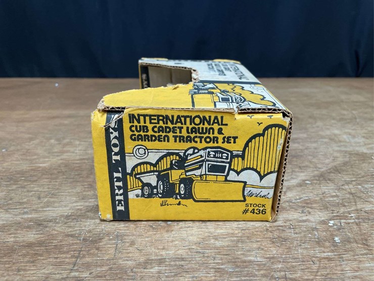 1/16-ih-cub-cadat-1650-l&g-set-nib-ertl-image-5