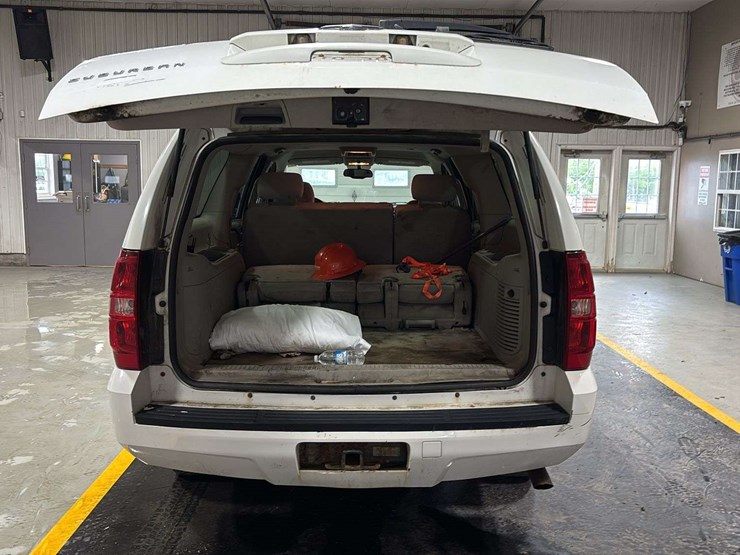 2007-chevrolet-suburban-image-14