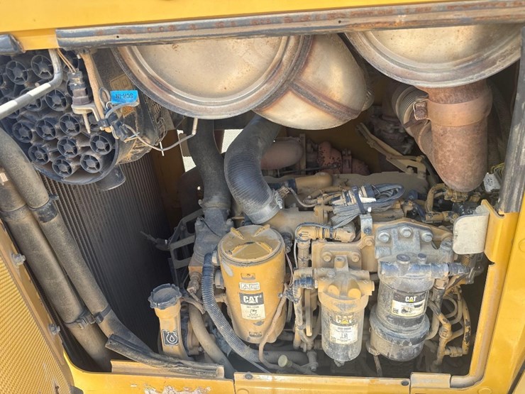 2016-caterpillar-d6k2-lgp-image-23