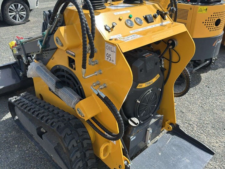 landhero-ldh-t-460-mini-skid-steer-loader-image-4