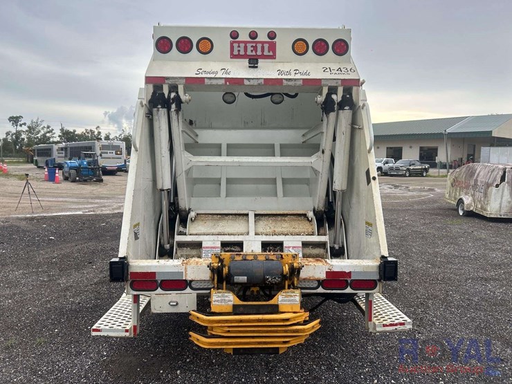 2021-isuzu-nrr-image-27