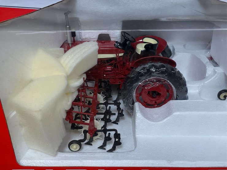1/16-farmall-504-w/cultivator-2007-sfts-nib-sc-image-2