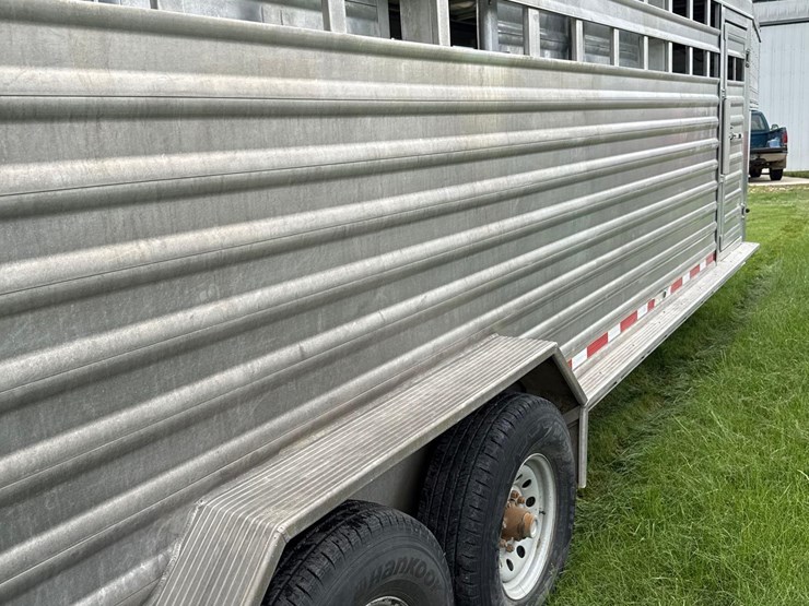 2012-featherlite-7ft-x-24ft-aluminum-gooseneck-livestock-trailer-image-7