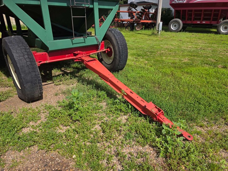 dakon-gravity-box-on-dakon-model-1212-running-gear,-extendable-hitch,-10.00-20-tires-on-8-bolt-rims,-image-4