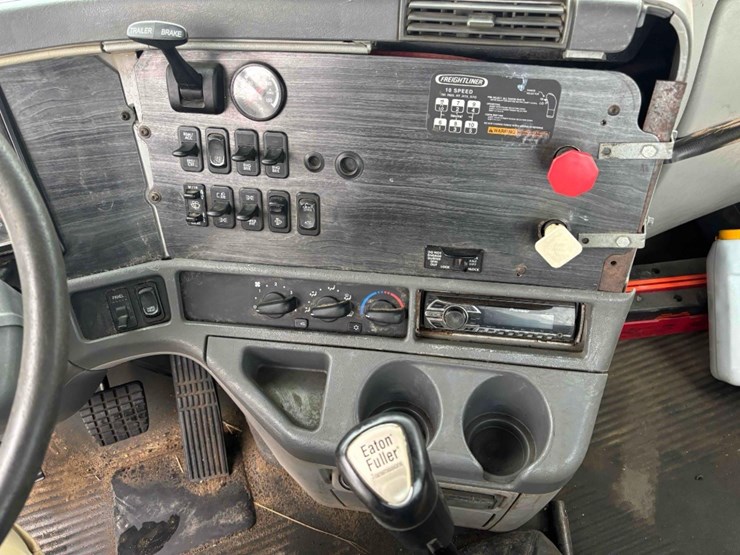 2009-freightliner-columbia-120-image-47