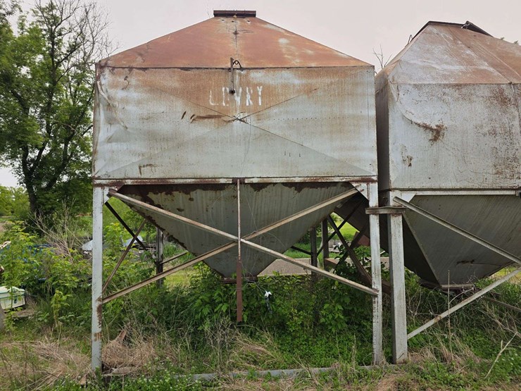 (2)-lowry-30-ton-bulk-bins,-loading-is-available-image-8