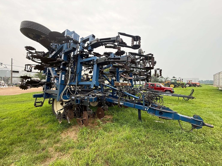 blu-jet-strip-till-machine,-set-up-for-liquid-fertilizer-and-anhydrous,-24-row-30”,-(60’-wide),-320/-image-4