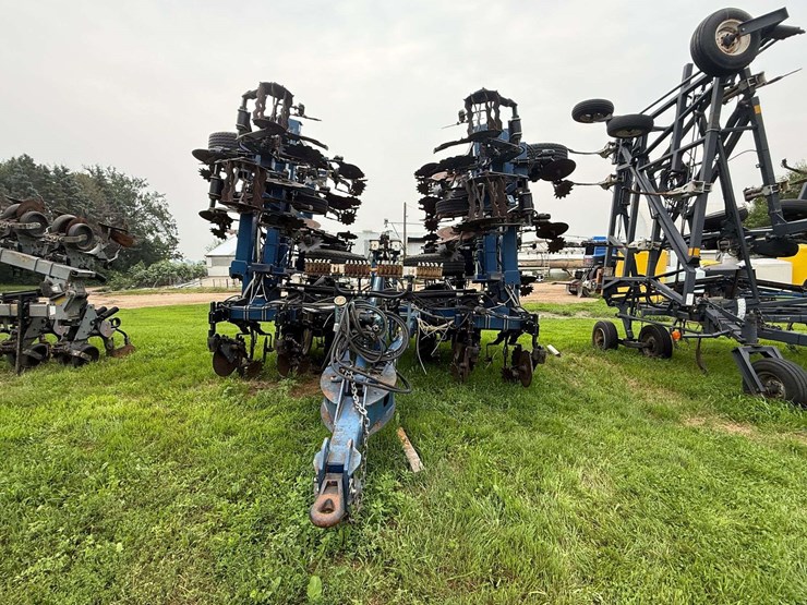 blu-jet-strip-till-machine,-set-up-for-liquid-fertilizer-and-anhydrous,-24-row-30”,-(60’-wide),-320/-image-2