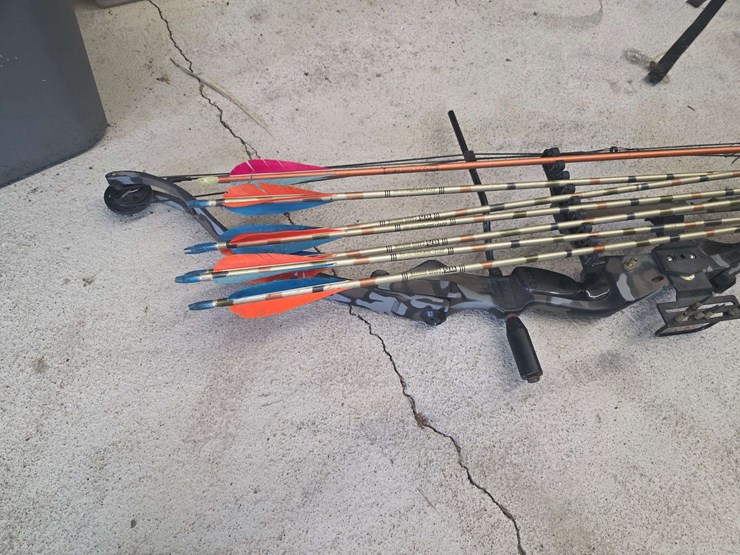 compound-bow-with-7-arrows-and-quiver,-pearson-renegade-brand,-45lb-pull-image-2