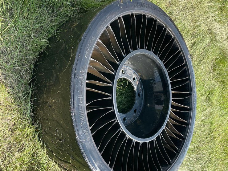1-michelin-airless-skidloader-tire-image-3