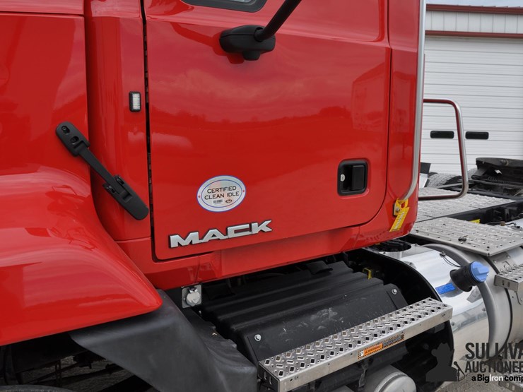 2016-mack-pinnacle-cxu613-t/a-day-cab-truck-tractor-image-14