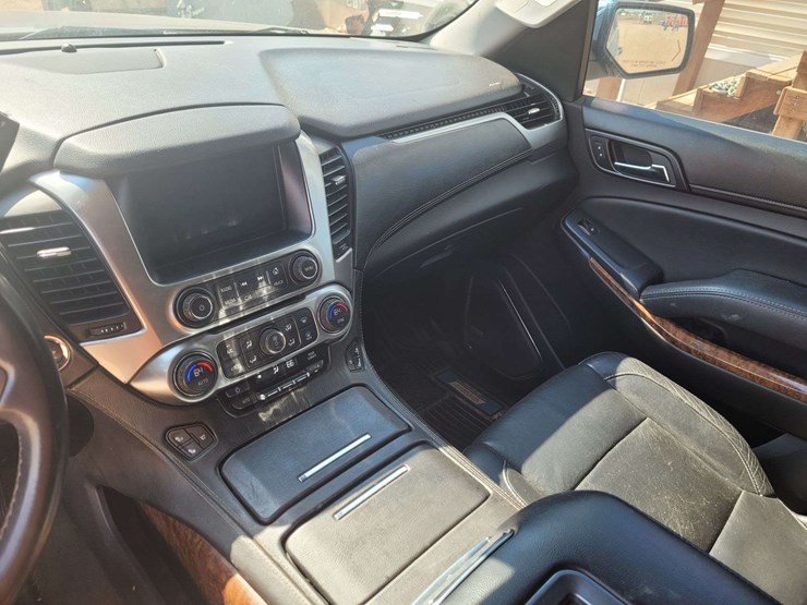 2015-chevrolet-suburban-1500-image-12
