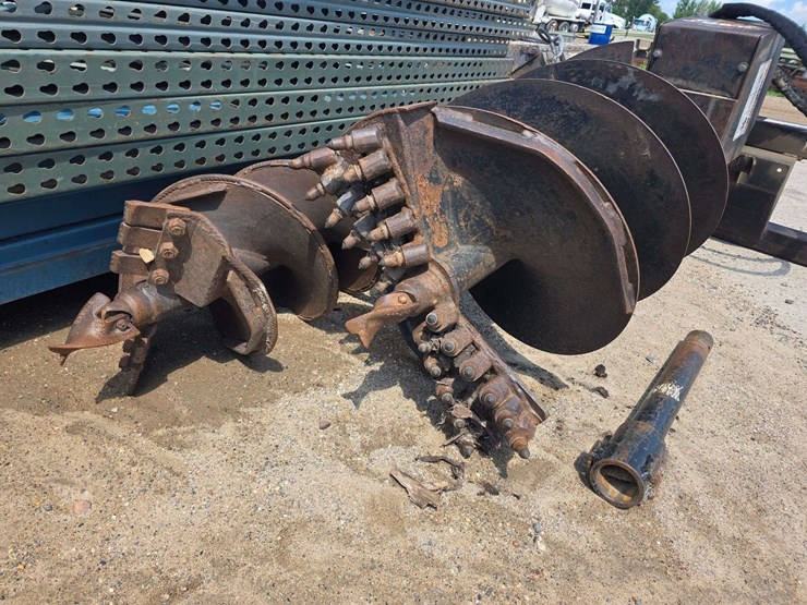 lowe-skid-loader-post-hole-auger,-24”-and-16”-bits-with-a-24”-extension,-flat-faced-couplers,-model:-image-13