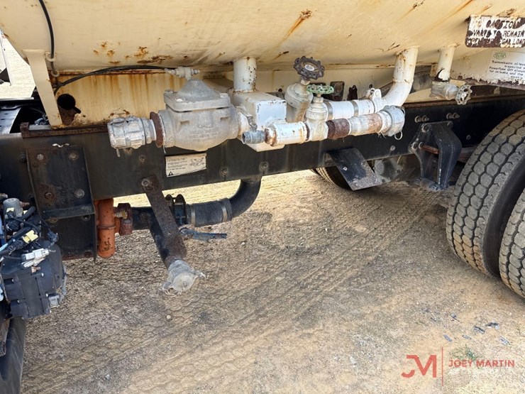 2017-freightlinertandem-water-truck-image-7