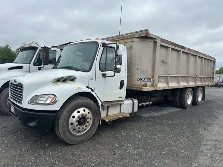 2005-freightliner-m2-106-t/a-dump-truck-(26’-box)-image-1