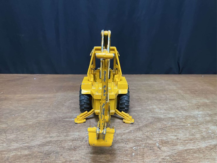 1/16-ih-backhoe-ertl-image-4