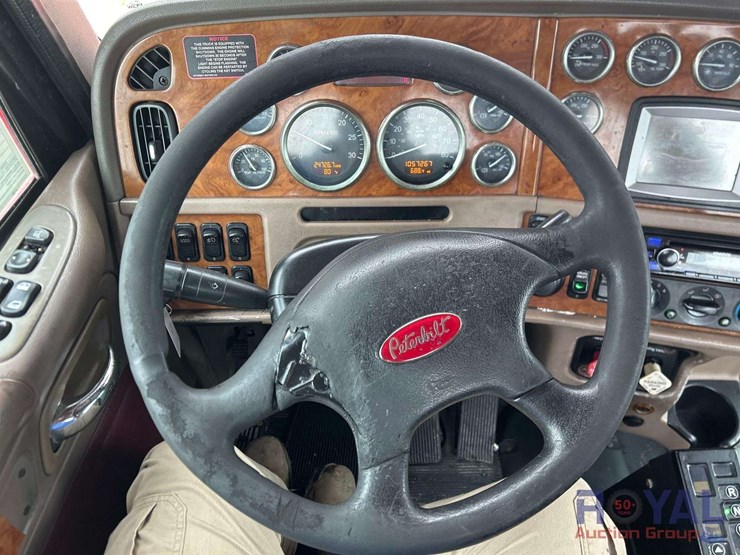 2009-peterbilt-384-image-9