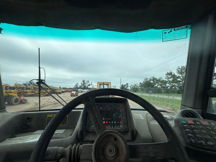 2014-deere-250d-image-22