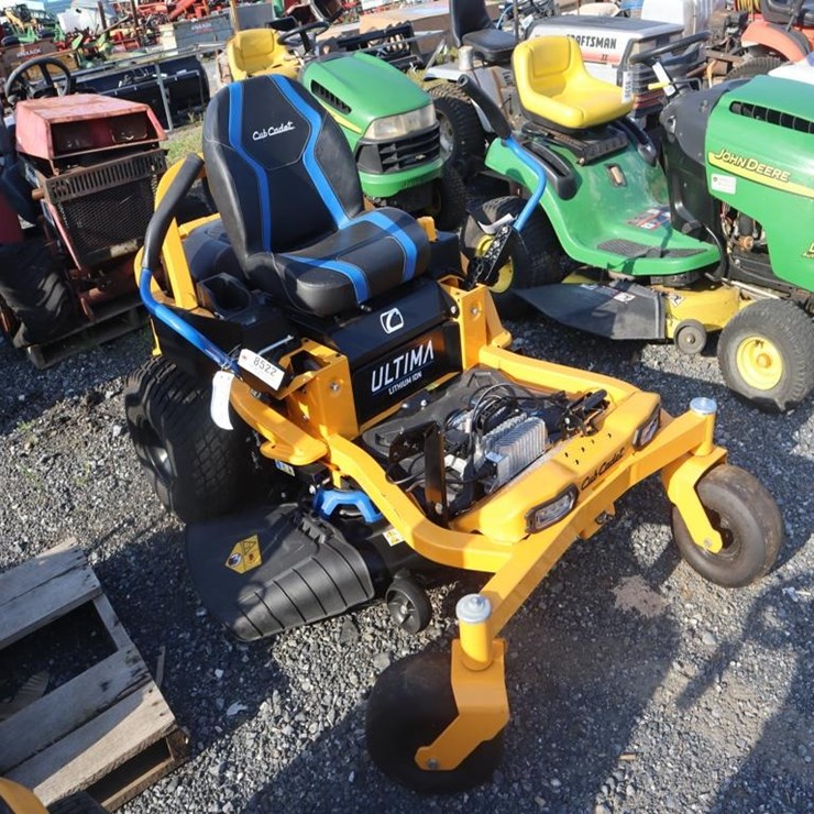 Demonstrator Cub Cadet Ultima ZT142E ZeroTurn