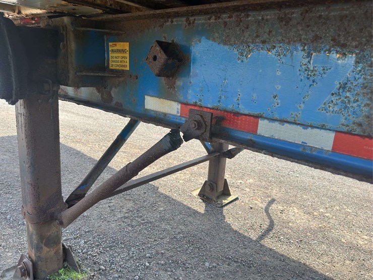 max-atlas-tridem-container-chassis-with-53’-stoughton-container-image-9