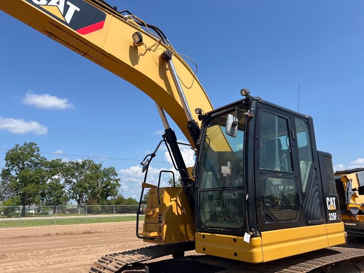 caterpillar-325fl-image-24