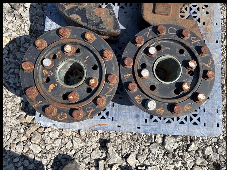 #1092-•-case-axle-hub-mounts-image-1